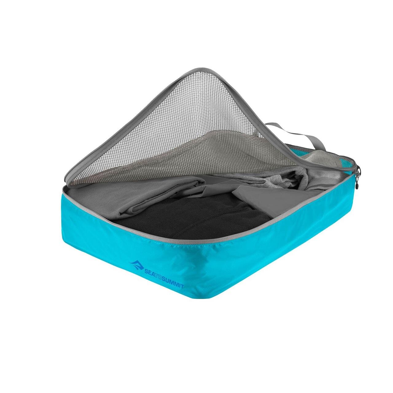 Oplev Sea to Summit Ultra-Sil Garment Mesh Bag Large i farven Blue Atol – den ideelle taske til opbevaring og organisering af dit tøj, når du er på farten. Denne letvægts meshtaske er både rummelig og holdbar, hvilket gør den perfekt til rejser, vandreture eller hverdagsbrug. Det gennemsigtige design sikrer nem adgang til indholdet, mens den luftige struktur holder dit tøj friskt. Gør opbevaring enkel og stilfuld med denne pålidelige og funktionelle løsning.

**Hovedegenskaber:**
- Letvægts og holdbar
- Gennemsigtig mesh for nem adgang
- Rummelig kapacitet til tøj
- Ideel til rejser og udendørsaktiviteter
- Holder dit tøj friskt og organiseret
- Stilfuldt design i farven Blue Atol