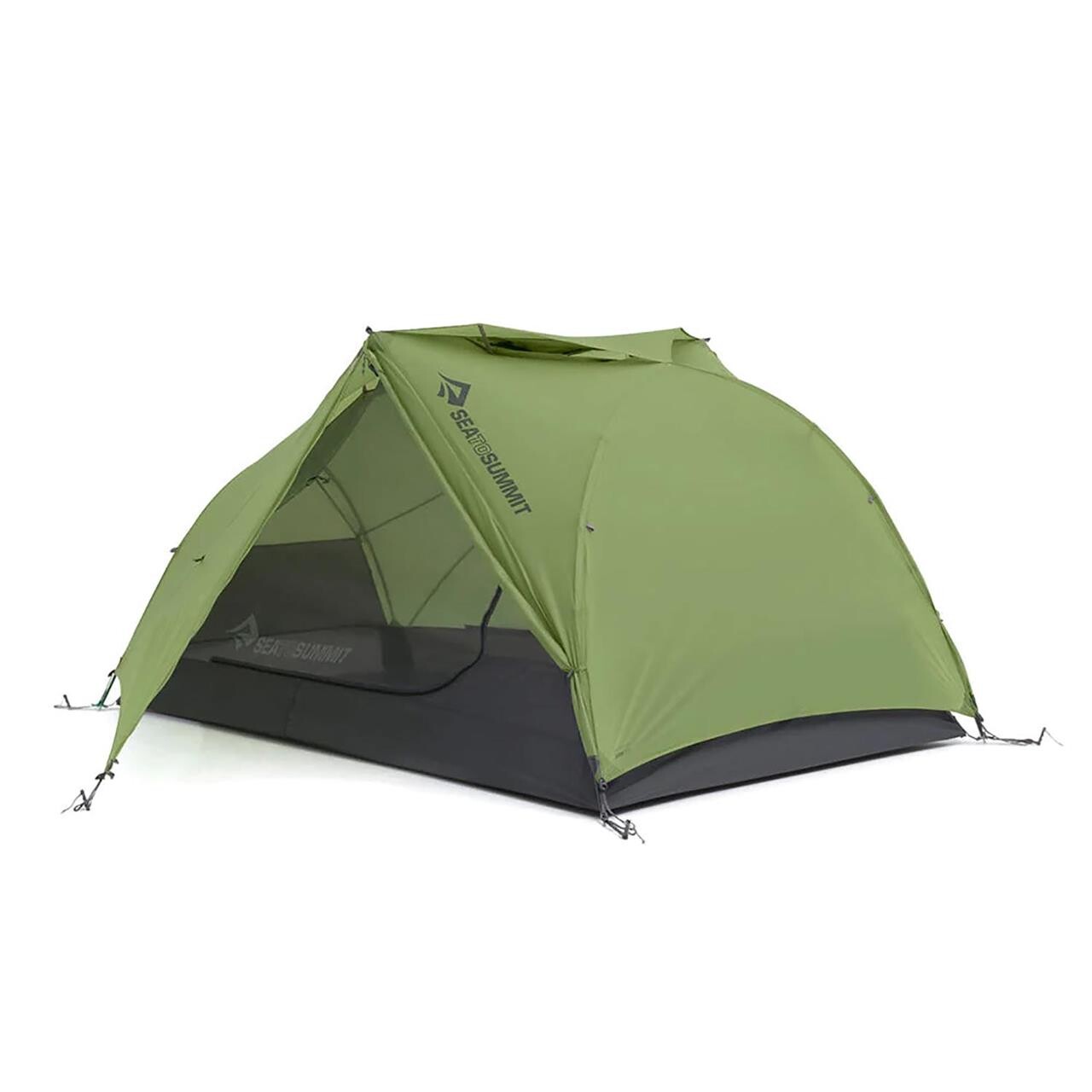 Oplev friheden ved udendørslivet med Sea To Summit Telos TR2 Telt i en stilren grøn farve. Dette telt er designet til to personer og tilbyder en ideel kombination af komfort og funktionalitet under dine eventyr. Med sit innovative design maksimerer det pladsen og sikrer god ventilation, hvilket skaber et behageligt miljø, selv på varme dage. Teltet er hurtigt at sætte op, let at transportere og yderst slidstærkt, så du kan fokusere på at nyde naturen.

- Plads til 2 personer med komfortabel indretning
- Hurtig og nem opsætning
- God ventilation og luftcirkulation
- Robuste materialer til langvarig brug
- Let vægt for nem transport
- Stilren grøn farve, der smelter ind i naturen