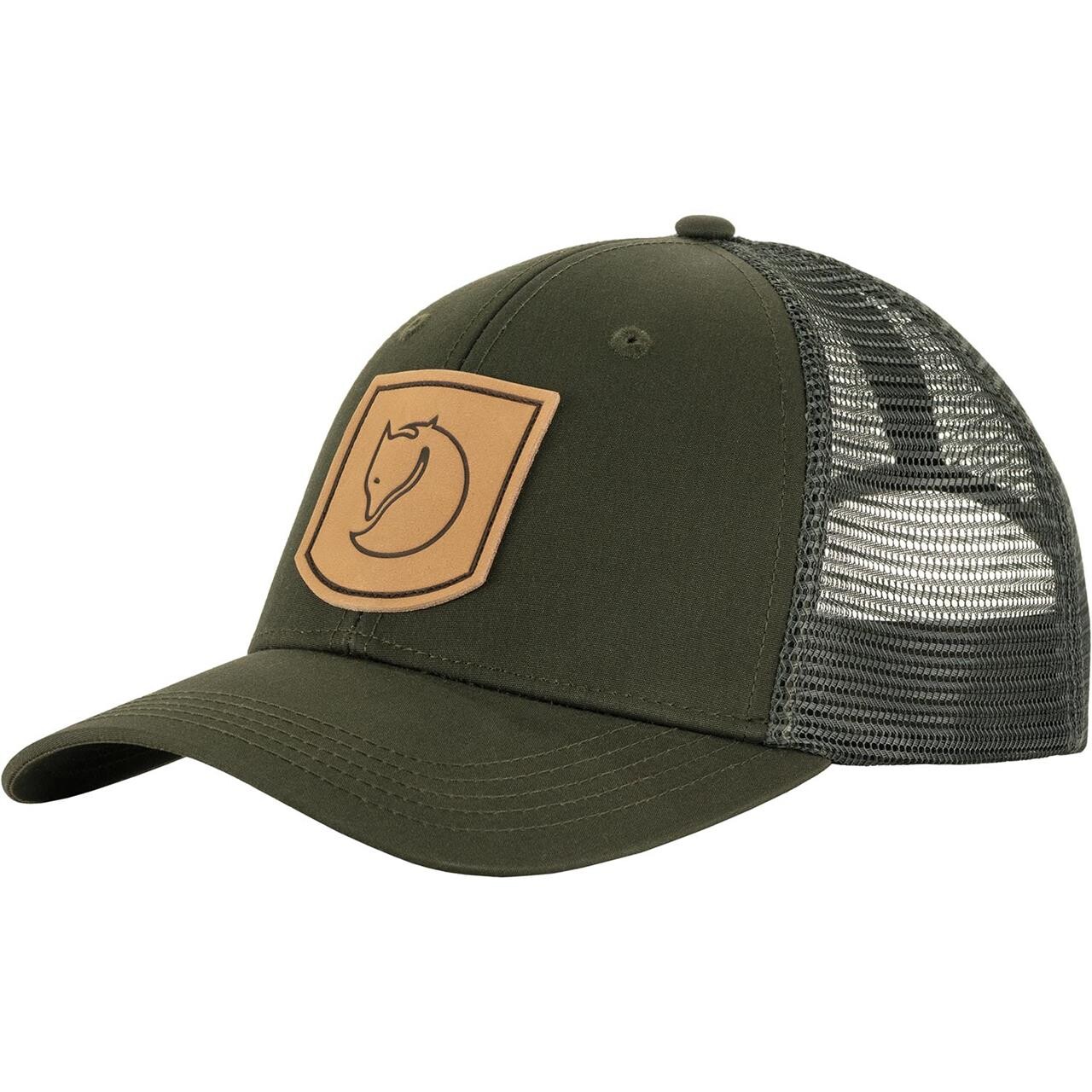 Oplev det perfekte supplement til dit outdoor-gear med Fjällräven Värmland Cap i Deep Forest. Denne stilfulde kasket er designet til at beskytte mod solen, samtidig med at den tilfører dit look et rustikt præg. Den er fremstillet af slidstærke materialer, der sikrer langvarig holdbarhed, og den justerbare pasform gør den behagelig at have på hele dagen. Uanset om du er på vandretur eller i byen, vil denne cap blive din trofaste følgesvend.

**Hovedegenskaber:**
1. Solbeskyttelse med skygge.
2. Justerbar pasform for optimal komfort.
3. Fremstillet af slidstærkt materiale.
4. Ideel til både outdoor-aktiviteter og hverdagsbrug.
5. Klassisk design i dyb skovgrøn.
6. Letvægtig og praktisk at have med på farten.