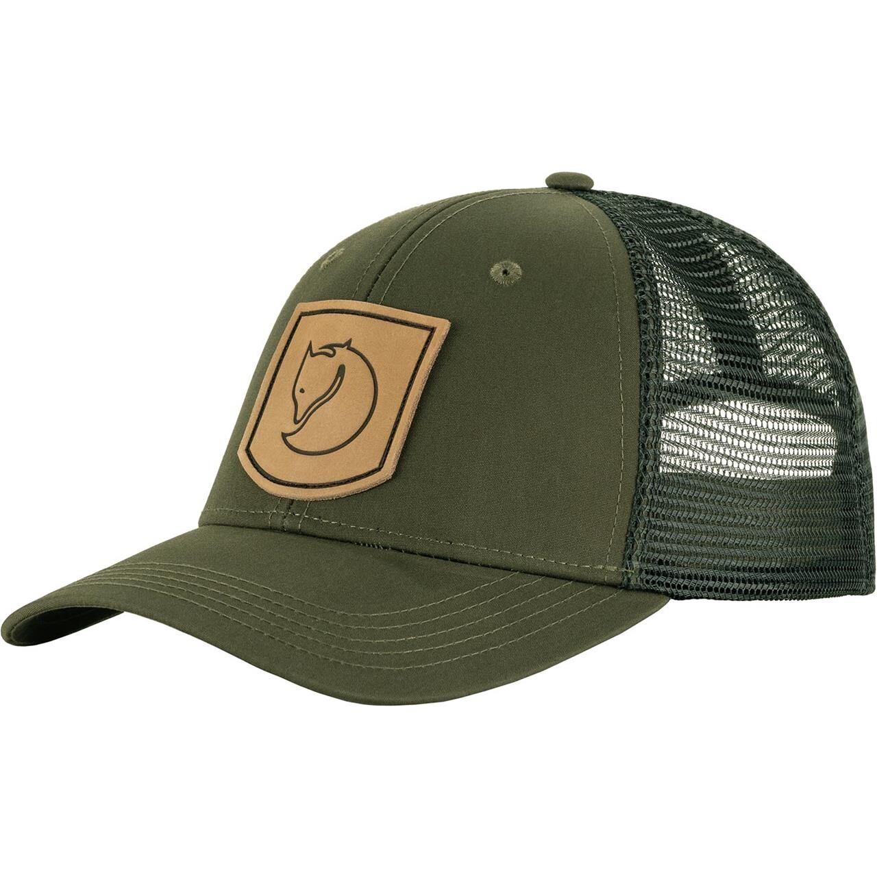 Oplev det perfekte supplement til dit outdoor-gear med Fjällräven Värmland Cap i Deep Forest. Denne stilfulde kasket er designet til at beskytte mod solen, samtidig med at den tilfører dit look et rustikt præg. Den er fremstillet af slidstærke materialer, der sikrer langvarig holdbarhed, og den justerbare pasform gør den behagelig at have på hele dagen. Uanset om du er på vandretur eller i byen, vil denne cap blive din trofaste følgesvend.

**Hovedegenskaber:**
1. Solbeskyttelse med skygge.
2. Justerbar pasform for optimal komfort.
3. Fremstillet af slidstærkt materiale.
4. Ideel til både outdoor-aktiviteter og hverdagsbrug.
5. Klassisk design i dyb skovgrøn.
6. Letvægtig og praktisk at have med på farten.